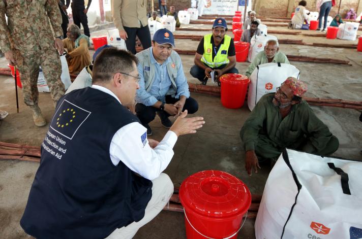 Commissioner Lenarčič visiting a humanitarian aid distribution site